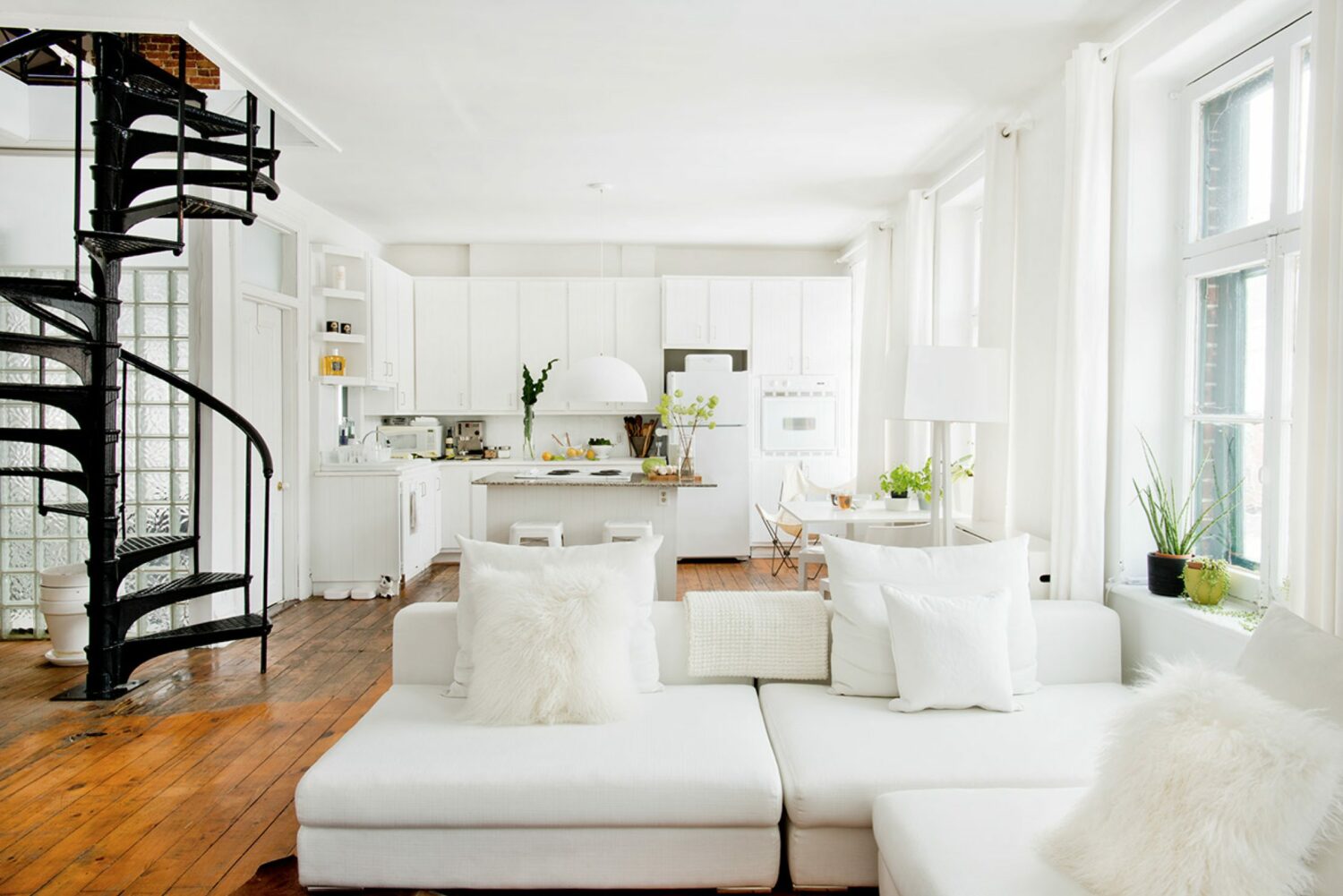 Tips for achieving an all-white decor – by Julie Deslauriers